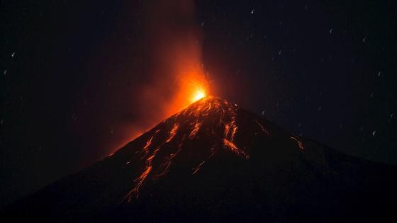 Volcán de Fuego entra en erupción 