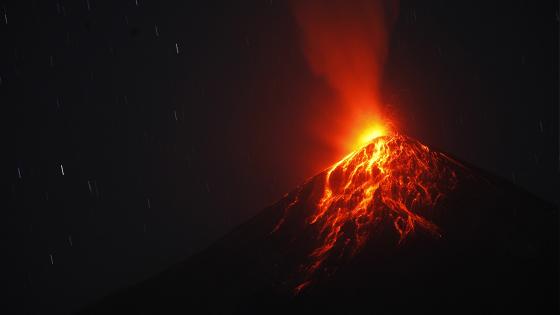 Volcán de Fuego entra en erupción 