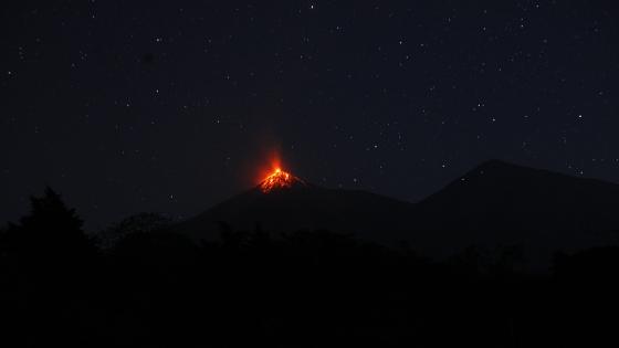 Volcán de Fuego entra en erupción 