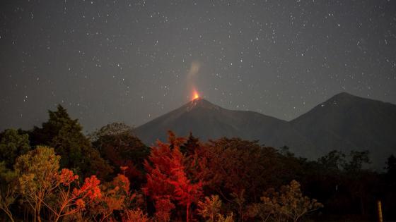 Volcán de Fuego entra en erupción