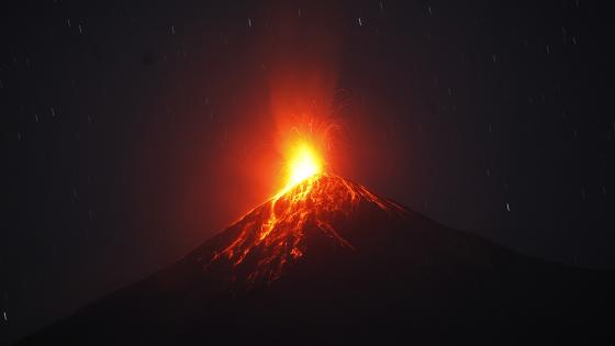 Volcán de Fuego entra en erupción 