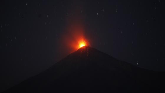 Volcán de Fuego entra en erupción 