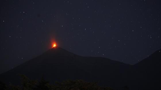 Volcán de Fuego entra en erupción 