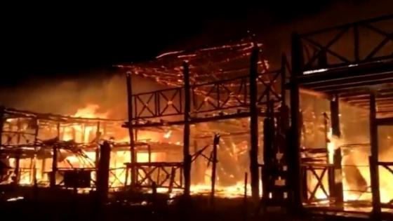 Fuerte incendio en Playa Blanca consumió seis cabañas 