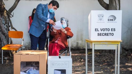 Arauz gana primera vuelta de votación presidencial en Ecuador 