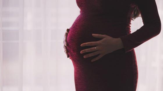 Registran aumento de contagios de Covid-19 en embarazadas en Israel