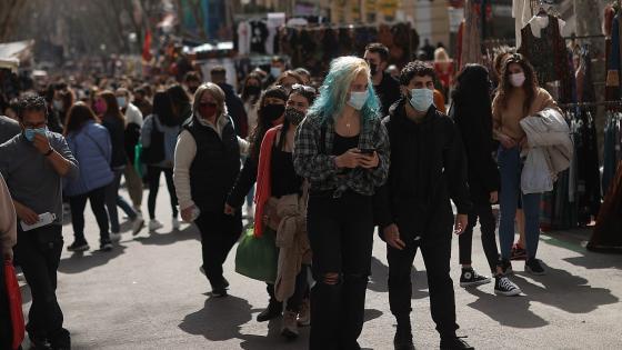 Las personas continúan con sus actividades diarias bajo las reglas y restricciones por la pandemia de coronavirus (COVID-19) en Madrid, España, el 28 de febrero de 2021.