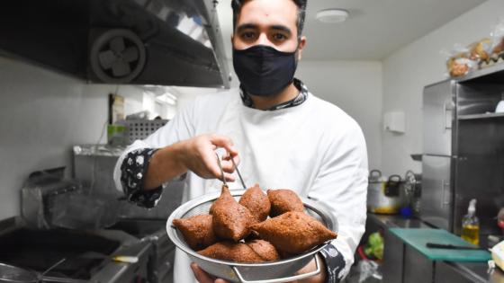 Almotaz Bellah Khedrou nació en Damasco, tiene 32 años y vive en Colombia desde 2014. Es dueño del restaurante Al Banun, en el norte de Bogotá, Colombia.