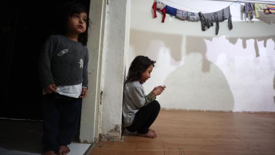 Latifa al Alyan (der.), una niña siria de 6 años que sufrió quemaduras en la cara durante un ataque aéreo de las fuerzas del régimen de Bashar al Asad en Idlib en 2019 y luego se refugió en Turquía y recibió tratamiento junto con varias operaciones en la provincia de Sanliurfa, espera poder terminar su tratamiento y ver su cara sin cicatrices de guerra en el espejo. Latifa al Alyan (der.), una niña siria de 6 años que sufrió quemaduras en la cara durante un ataque aéreo de las fuerzas del régimen de Bashar al Asad en Idlib en 2019 y luego se refugió en Turquía y recibió tratamiento junto con varias operaciones en la provincia de Sanliurfa, espera poder terminar su tratamiento y ver su cara sin cicatrices de guerra en el espejo.