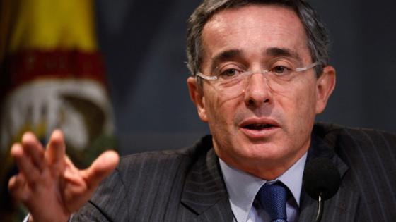 Álvaro Uribe propone subir impuestos a personas de ingresos altos Álvaro Uribe propone subir impuestos a personas de ingresos altos