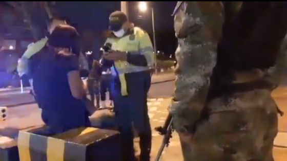 Mujer que bofeteó a soldado recibiría fuerte sanción Mujer que bofeteó a soldado recibiría fuerte sanción