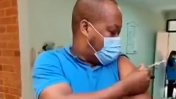 Braulio Hurtado Romaña Funcionario de Metrosalud en Medellín se vacunó a sí mismo