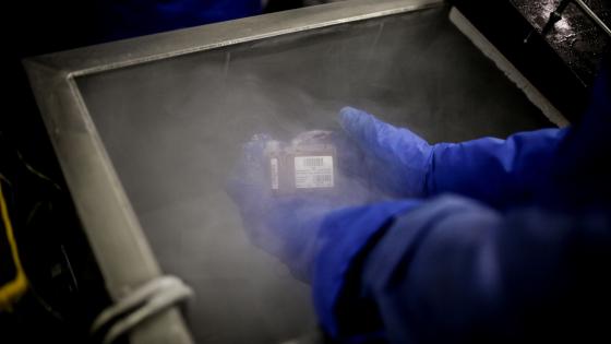 Un grupo de trabajadores de la salud trabajan en la preparación de la bolsa de sangre placentaria en el Banco Público de Sangre de Cordón Umbilical en Bogotá, Colombia, el 14 de abril de 2021. Este centro especializado es el cuarto en Latinoamérica en su tipo. Es una importante alternativa para pacientes con enfermedades graves de la sangre como leucemias, linfomas o aplasias.