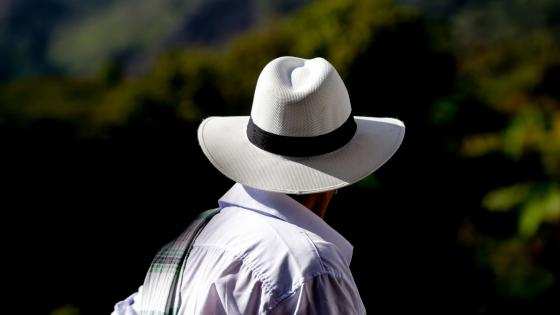 Un grupo de campesinos que hace 19 años fueron desplazados de sus tierras por grupos paramilitares, quienes quemaron por completo este caserío del municipio de Samaná, Caldas; están recuperando sus tierras y empezando una nueva vida en El Congal. Luego de probar suerte en varias partes de Colombia, 17 familias hicieron una solicitud en 2014 ante la Unidad de Restitución de Tierras, que presentó una demanda en 2015 ante jueces especializados. En diciembre de 2016 un juez de restitución de tierras falló a su favor permitiendo su retorno. Un grupo de campesinos que hace 19 años fueron desplazados de sus tierras por grupos paramilitares, quienes quemaron por completo este caserío del municipio de Samaná, Caldas; están recuperando sus tierras y empezando una nueva vida en El Congal. Luego de probar suerte en varias partes de Colombia, 17 familias hicieron una solicitud en 2014 ante la Unidad de Restitución de Tierras, que presentó una demanda en 2015 ante jueces especializados.
