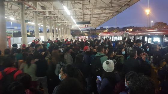 Usuarios reportan colapso en TransMilenio a pesar de la cuarentena Usuarios reportan colapso en TransMilenio a pesar de la cuarentena