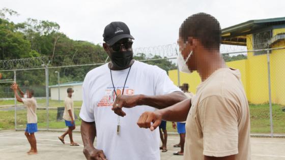 Mario Butler, gloria del baloncesto, lidera proyecto con jóvenes panameños