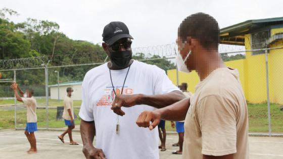 Mario Butler, gloria del baloncesto, lidera proyecto con jóvenes panameños