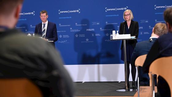 VIDEO | Tanja Erichsen se desmaya tras anunciar la suspensión de la vacuna AstraZeneca VIDEO | Se desmaya tras anunciar la suspensión de la vacuna AstraZeneca