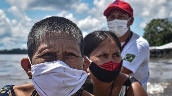 Indígenas matis viajaron 12 días en el río Amazonas por una vacuna Indígenas matis viajaron 12 días en el río Amazonas por una vacuna