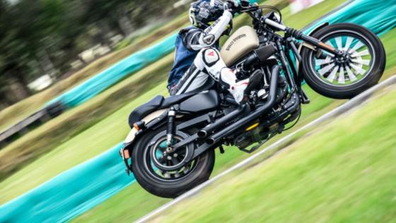 Piloto bogotano compite con moto de colección Piloto bogotano compite con moto de colección