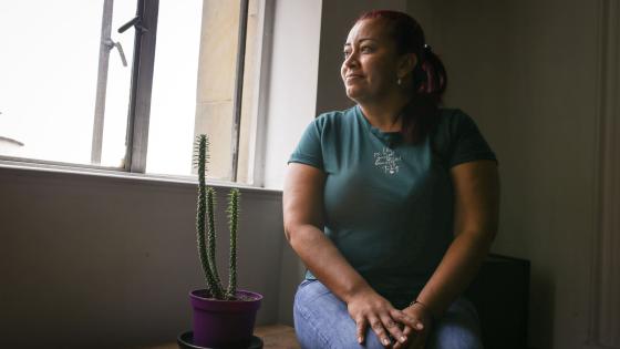 La lideresa social colombiana Yirley Velasco posa para una foto durante una entrevista con la Agencia Anadolu en Bogotá, Colombia, el 31 de mayo de 2021. La violencia acabó con su infancia tras sufrir abusos sexuales por parte de varios paramilitares en la tragedia de El Salado, una de las peores masacres en la historia del país que dejó casi un centenar de víctimas mortales. La lideresa social colombiana Yirley Velasco posa para una foto durante una entrevista con la Agencia Anadolu en Bogotá, Colombia, el 31 de mayo de 2021. La violencia acabó con su infancia tras sufrir abusos sexuales por parte de varios paramilitares en la tragedia de El Salado, una de las peores masacres en la historia del país que dejó casi un centenar de víctimas mortales.