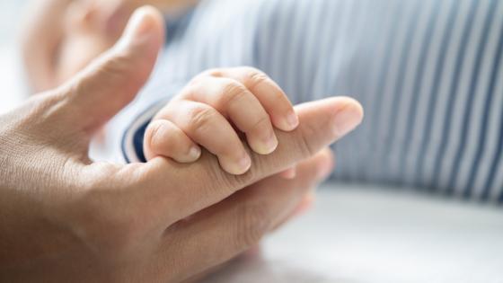 Con modificaciones, avanza proyecto de licencia parental compartida