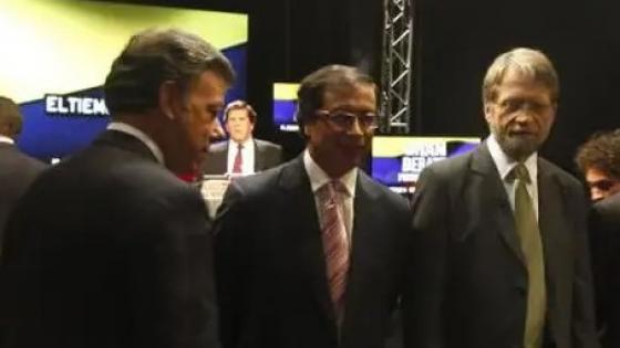 Petro aparece en medio de Juan Manuel Santos y Antanas Mockus, contra quienes compitió en las elecciones de 2010.