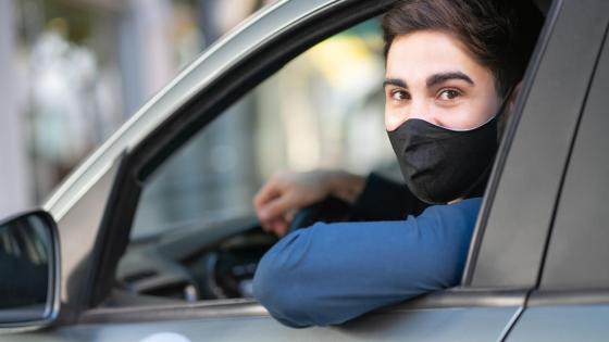 ¿Por qué los jóvenes pagan más caro los seguros para carros y motos?