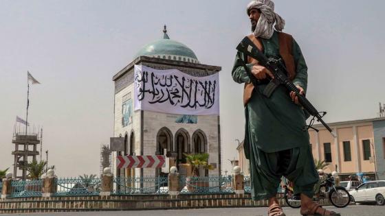  Un combatiente talibán hace guardia en un puesto de control en Kandahar, Afganistán