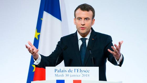 Macron recibe un “huevazo” durante un evento.