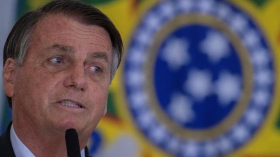 Bolsonaro dice que "falta un comandante" en Brasil para gestionar la pandemia.