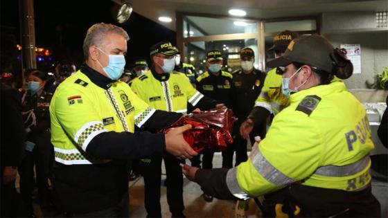 Iván Duque vestido de policía. Iván Duque.