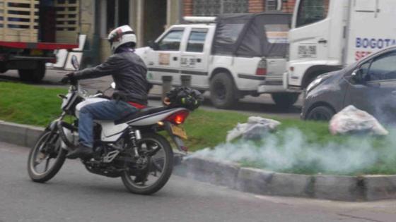 ¿Por qué mi moto bota humo?