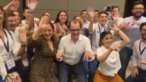 Oscar Iván Zuluaga bailando. Oscar Iván Zuluaga.
