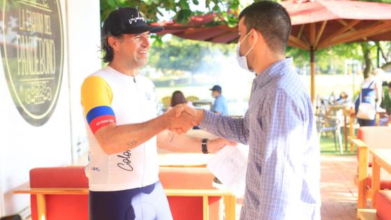 Federico Gutiérrez en outfit deportivo. Fico ciclista.