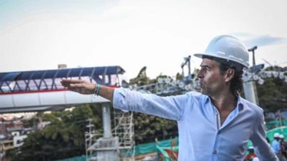 Fico Gutiérrez con casco de construcción. Fico constructor.