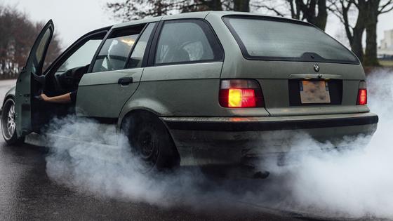 ¿Por qué mi carro bota humo blanco?