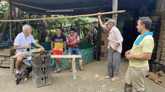 Enrique Peñalosa tomando cerveza. Enrique Peñalosa.