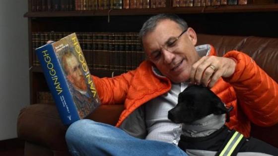 Roy Barreras junto a su perro Covid. Roy Barreras.