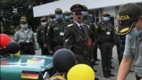 Policía caracterizado como Hitler en evento de "internacionalización" en Escuela Simón Bolívar, de Tuluá. Policía Nacional.
