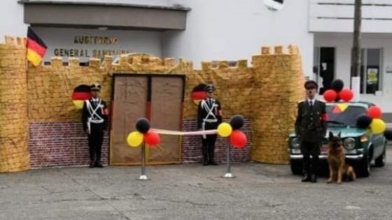 Decoración de la entrada para el evento en la Escuela Simón Bolívar, con temática nazi. Evento Policía Nacional.
