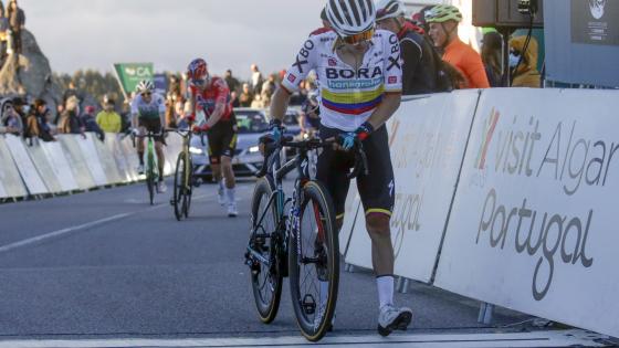 Fuerte caída de Sergio Higuita en la Vuelta al Algarve