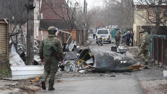 Kiev (Ukraine), 25/02/2022.- Soldiers look at the debris of a military plane that was shot down overnight in Kiev, Ukraine, 25 February 2022. Russian troops entered Ukraine on 24 February prompting the country's president to declare martial law. (Rusia, Ucrania)
