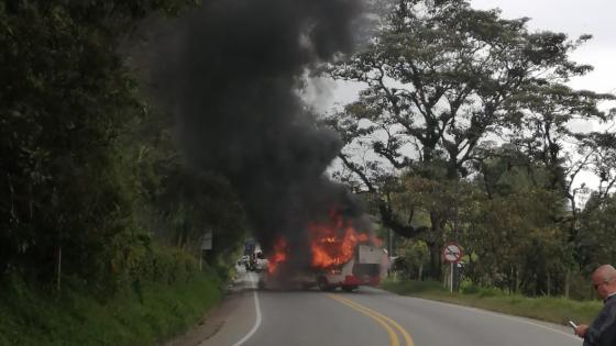 queman bus clan del golfo