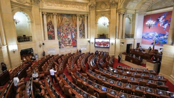 excongresistas-exigen-restablecer-megapension-mas-30-millones-pesos