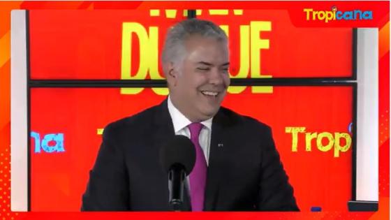 Iván Duque imita Petro y Uribe en Tropicana noticias