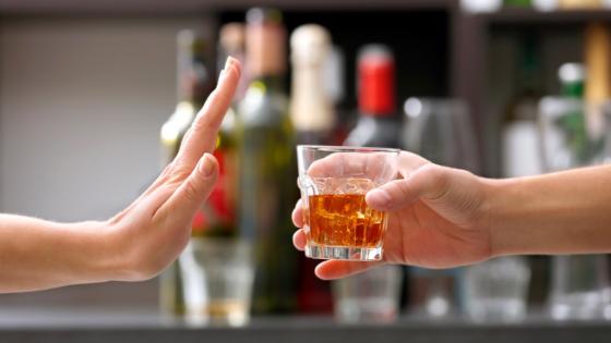 Por el cuidado de la vida y la salud, es importante recomendarle a quienes van a consumir bebidas alcohólicas que sean muy cuidadosos con el lugar de la compra, por eso el coordinador Grisales sugiere que las personas que van a adquirir licor “lo hagan en establecimientos de reconocida reputación y no corran el riesgo de adquirir productos ilícitos o falsificados poniendo en riesgo su vida y su salud”.  Le puede interesar: Diez mitos y verdades de los licores que se consumen en Colombia Para verificar la le