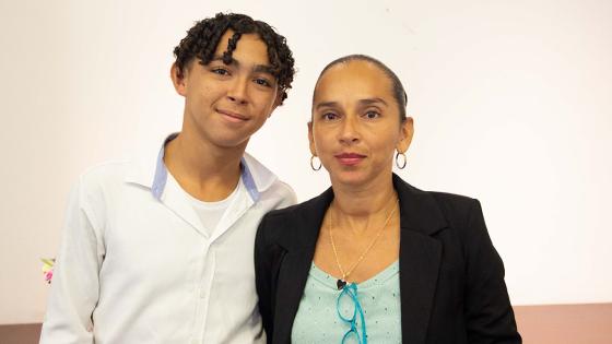 Shirley y Joseph, madre e hijo invitados a la cena como beneficiarios del programa.