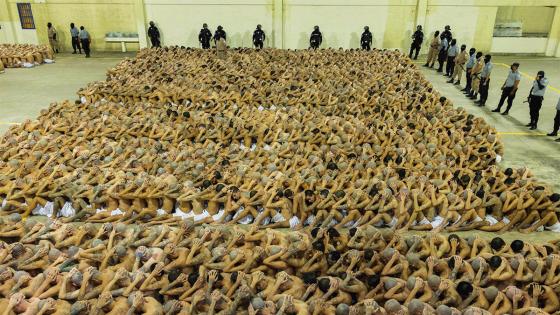 El traslado de 2.000 presos a la nueva cárcel en El Salvador 