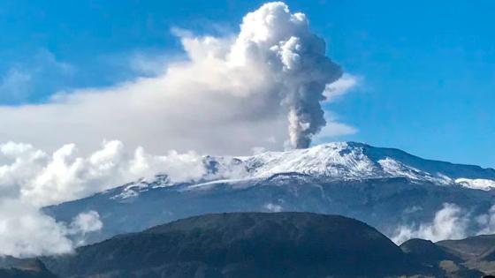 Nevado del Ruiz emite ceniza y gases
